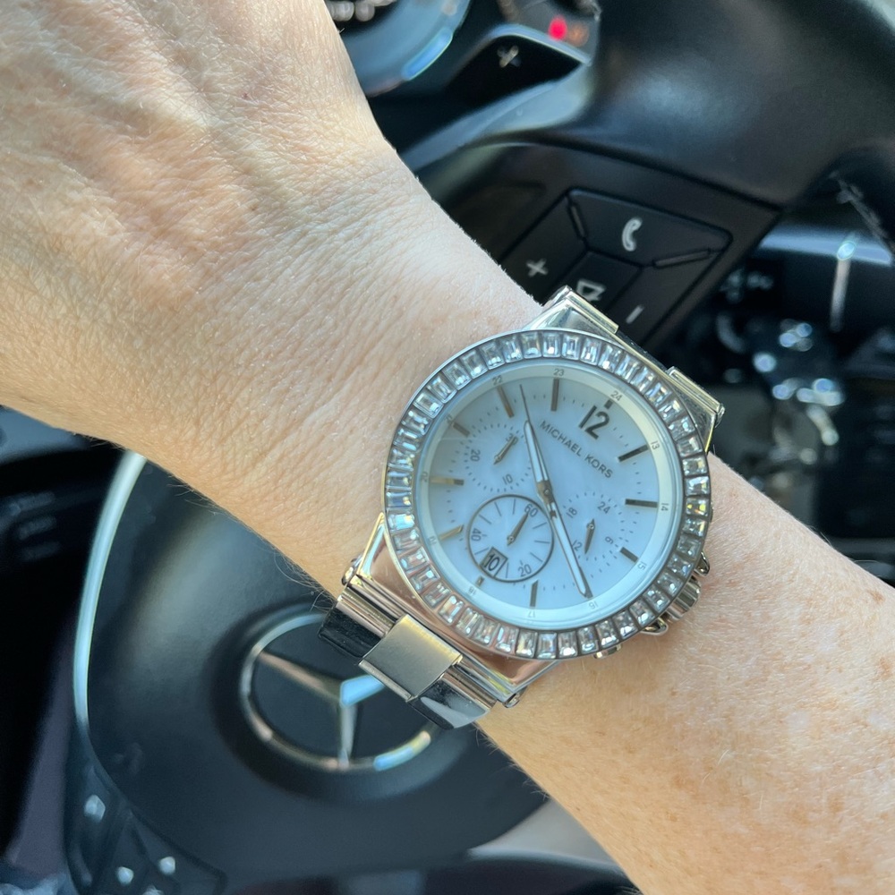 MICHAEL KORS Silver Watch-Working Excellent Condition! Brand New Battery!!!